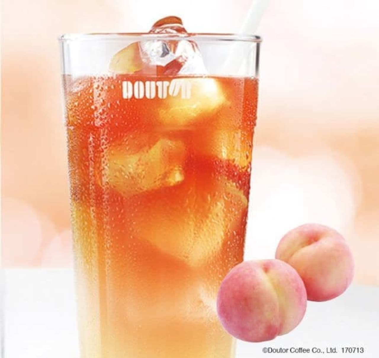 "Momo tea" is a fruit tea made by combining 100% peach and apple juice with Doutor's original iced tea.