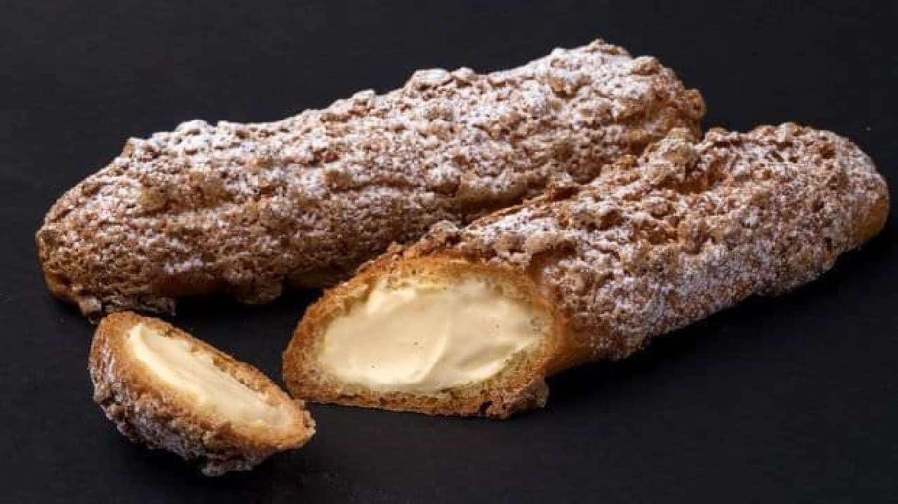The nuts are eclairs stuffed with custard cream in a crispy dough that is fragrantly baked.
