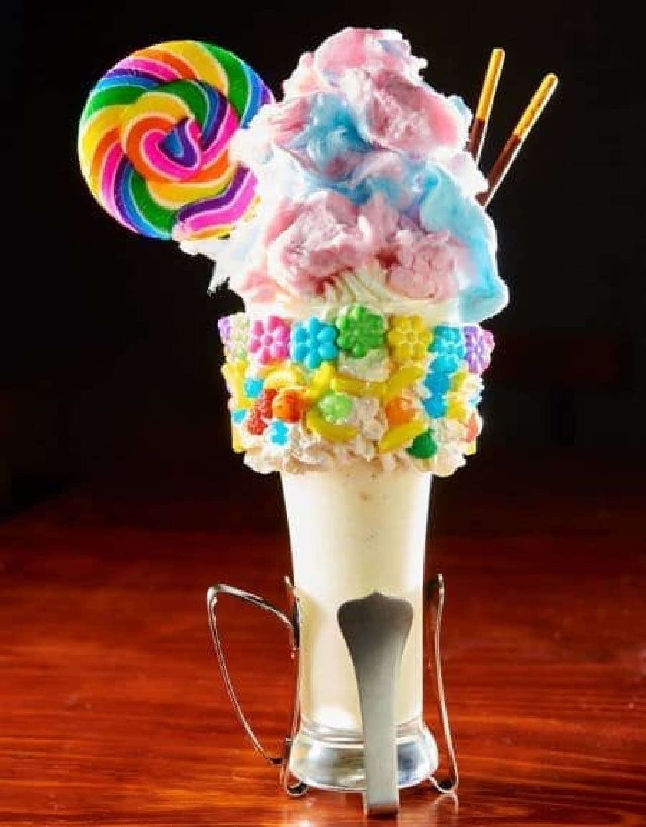 Crazy shake is a drink that is characterized by the deliciousness of the shake alone, as well as toppings such as candies and cookies.