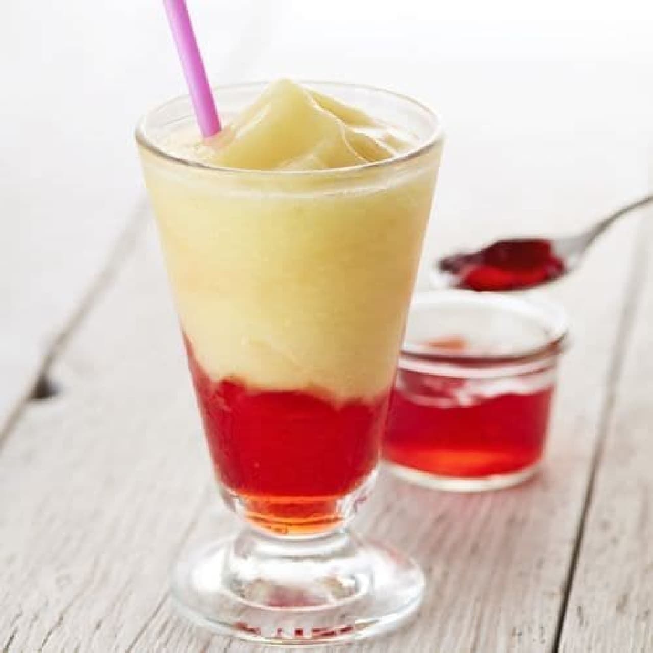 Muscat Tea & Pomegranate Ruby Sworkle is a drink that combines muscat tea frozen drink with pomegranate jelly.