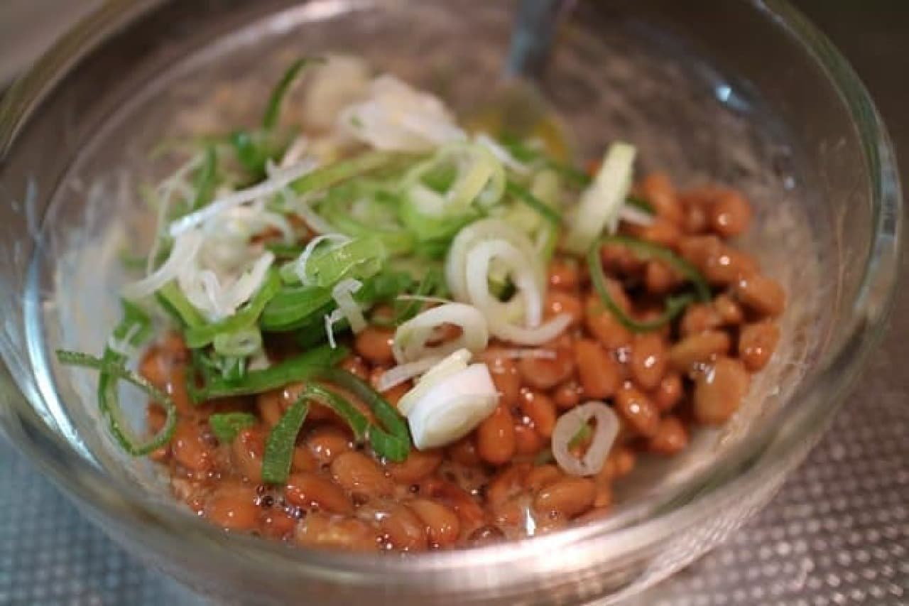 Natto topped with spring onions