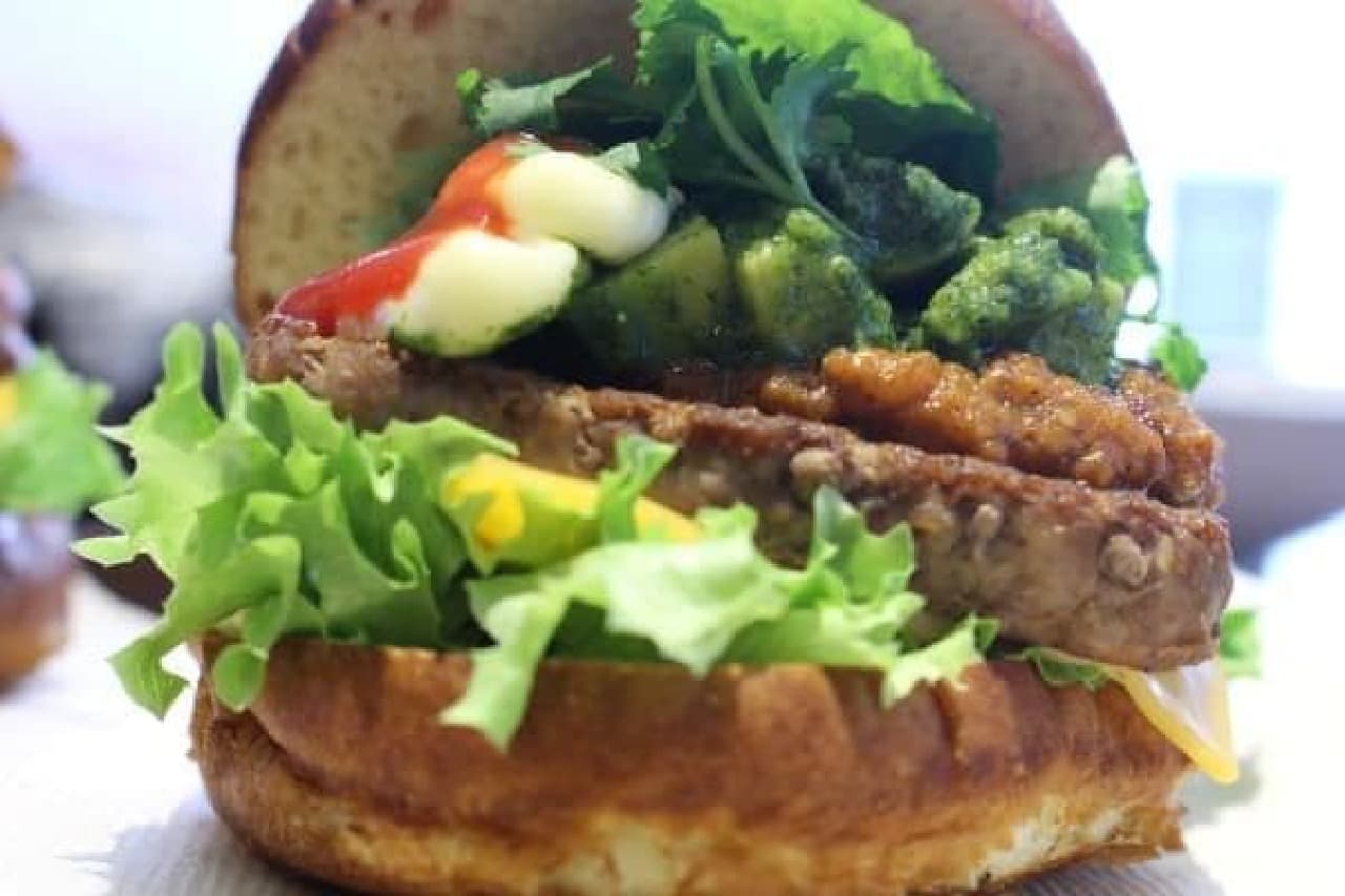 "Pretzel Chili Avocado Coriander Burger" is a burger where you can enjoy the flavors of chili sauce, avocado and domestic coriander.