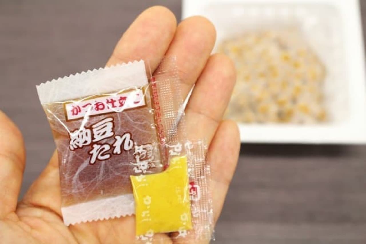 The sauce enclosed with natto.