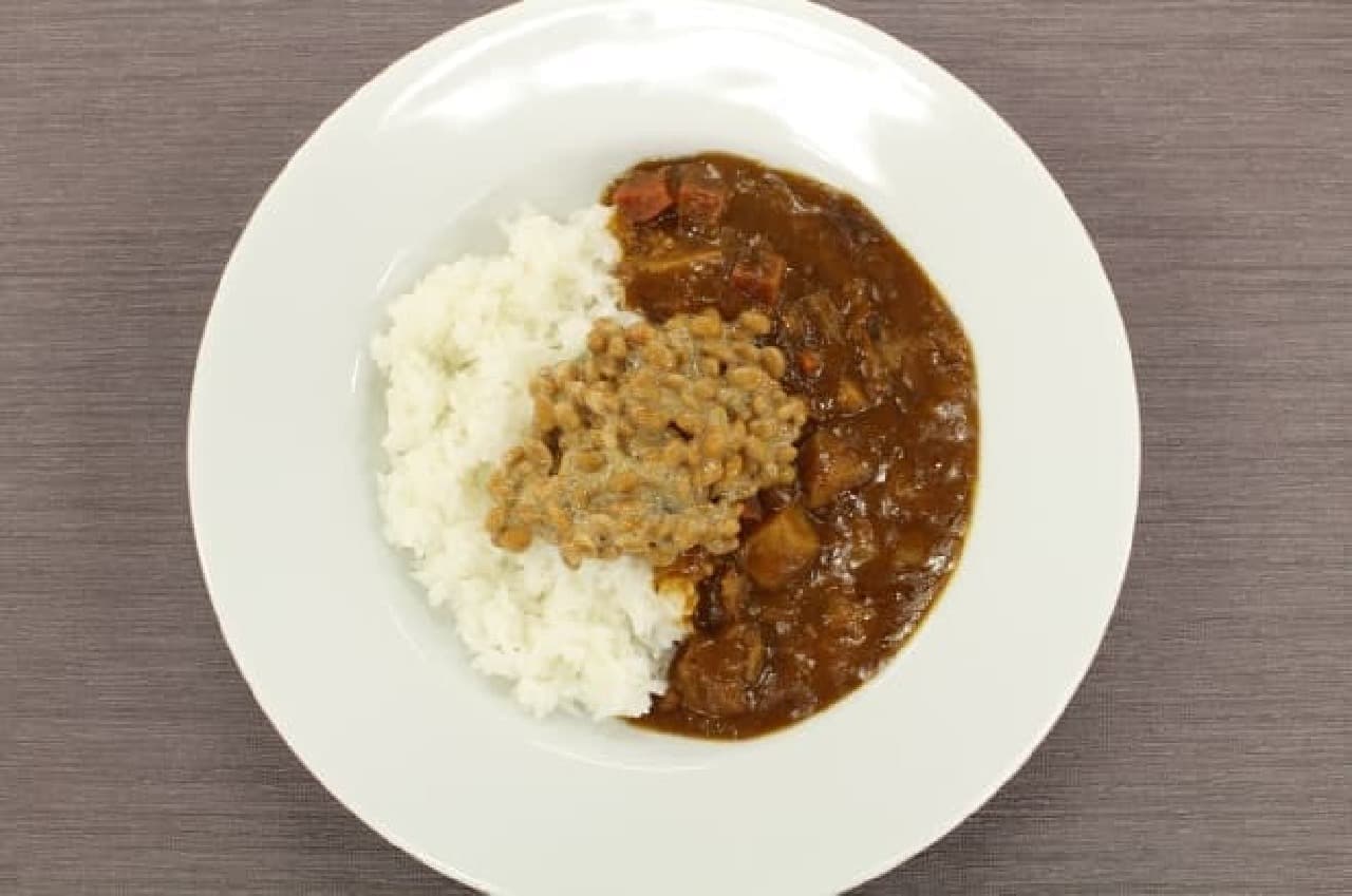 Curry and rice topped with natto
