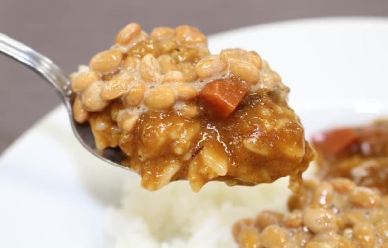 Curry and rice topped with natto