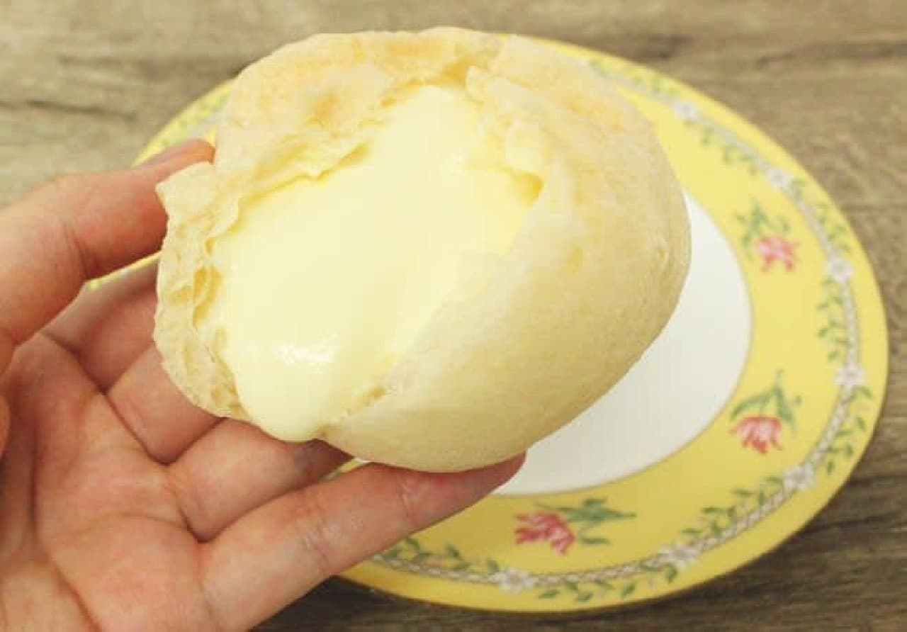 「さわやかレアチーズのしろもこ」は白い皮で白いチーズムースが包まれたシュークリーム