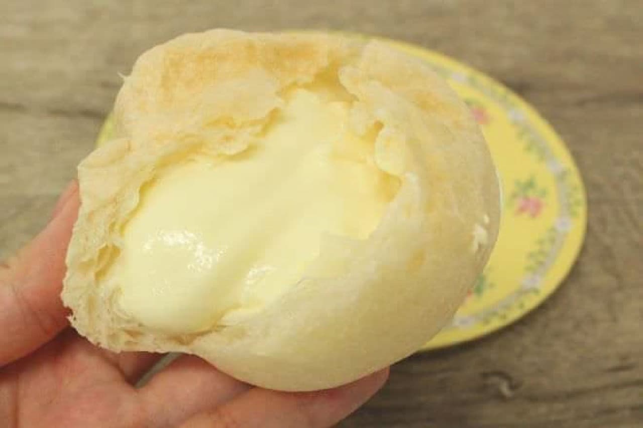 "Refreshing rare cheese noshiro" is a cream puff with white cheese mousse wrapped in white skin.