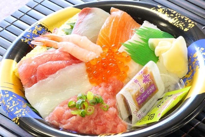 イトーヨーカドー「お魚屋さん自慢の8種海鮮丼」