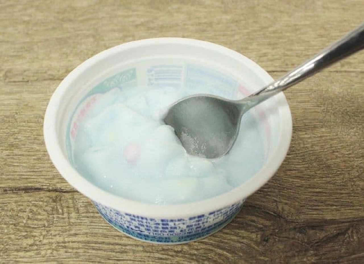 "Turkish ice cream with grains" is a refreshing ice cream with ramune grains.
