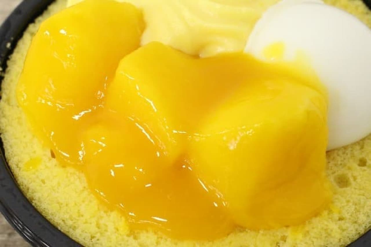 ローソン「Uchi cafe SWEETS×ICE MONSTER マンゴーのロールケーキ」