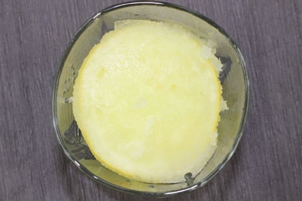Lemon frozen dessert "Sacre" x carbonated water