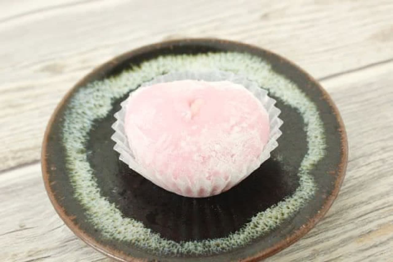 "Mochitoro Strawberry" is a new work of the Western-style Daifuku "Mochitoro" series, which is popular in 7-ELEVEN.