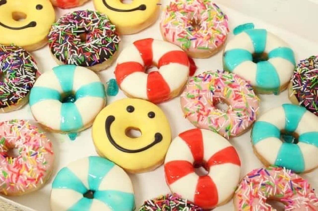 Summer Mini Boxes" are a set of five small Krispy Kreme doughnuts.