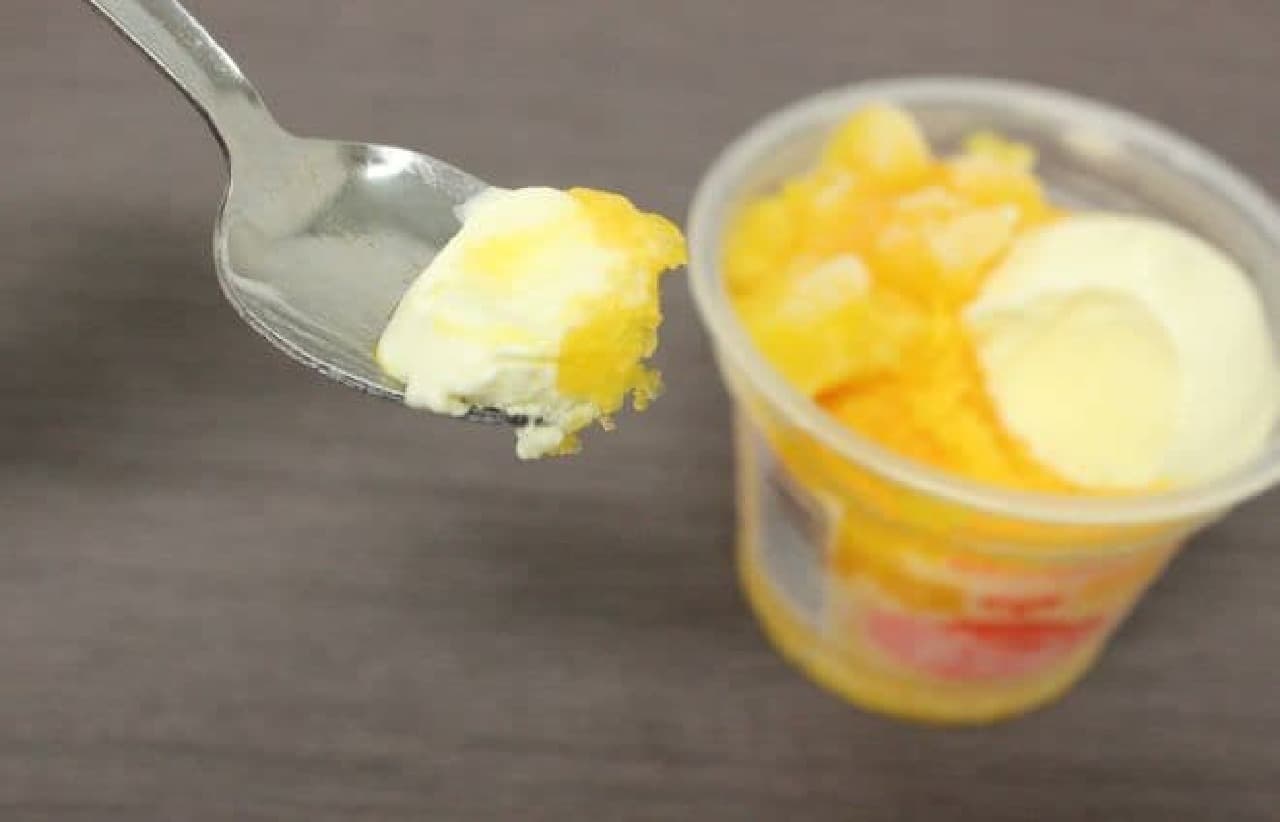 「マンゴーがいっぱいの黄ぐま」はマンゴーが主役の“白くまアイス”でトッピングは口どけのよいバニラアイス