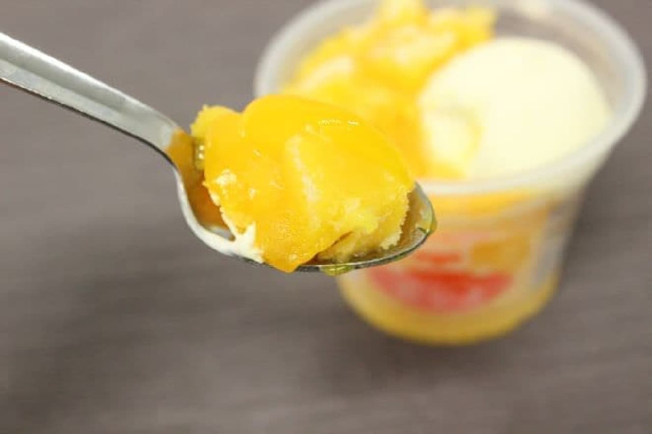「マンゴーがいっぱいの黄ぐま」はマンゴーが主役の“白くまアイス”でマンゴー果肉がトッピングされている