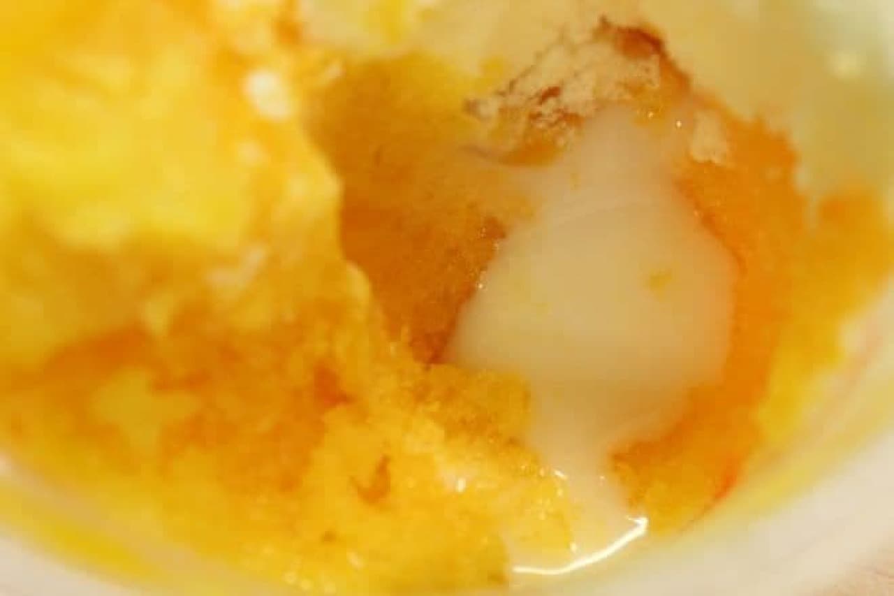 「マンゴーがいっぱいの黄ぐま」はマンゴーが主役の“白くまアイス”で中に練乳が入っている