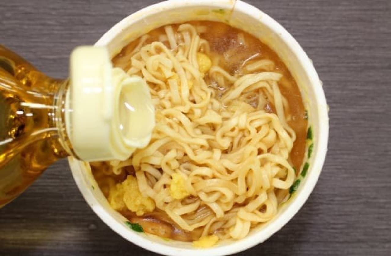 Add vinegar and sesame oil to cup noodles to make chilled Chinese noodles
