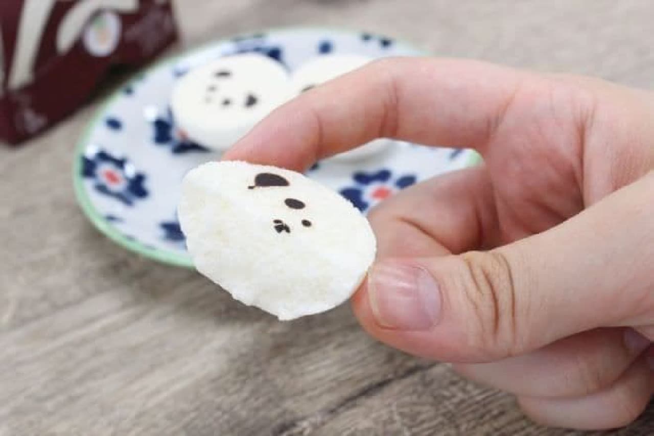 和楽紅屋の「夏のふわころパンダ」は、親子パンダのケースに入った軽い食感のメレンゲ菓子