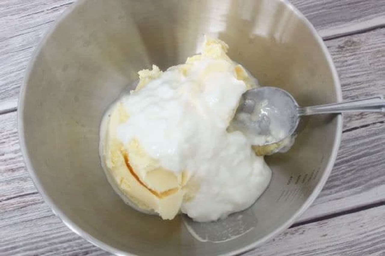 ボウルに柔らかくなったアイスクリーム、プレーンヨーグルトを加えてよく混ぜます