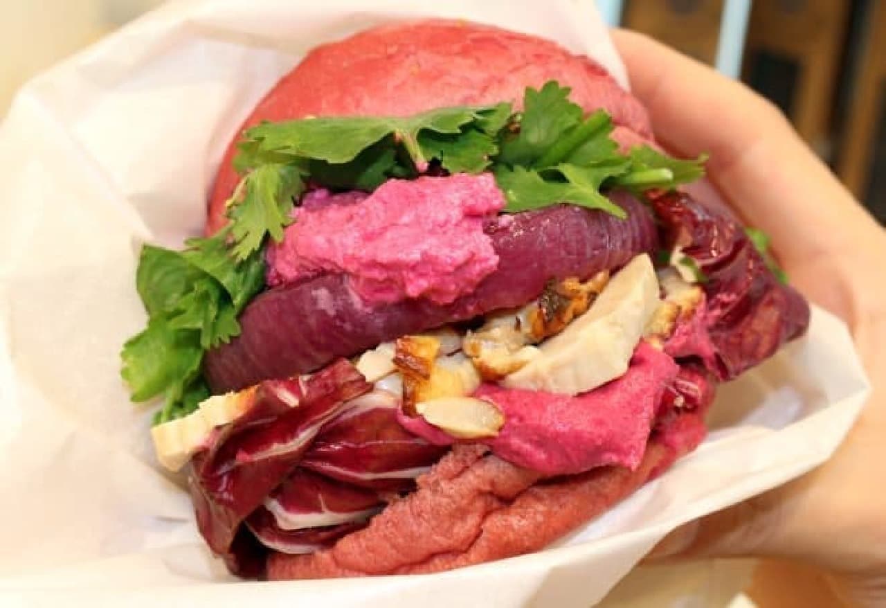 El Cafe Roppongi Hills store "Pink Burger"