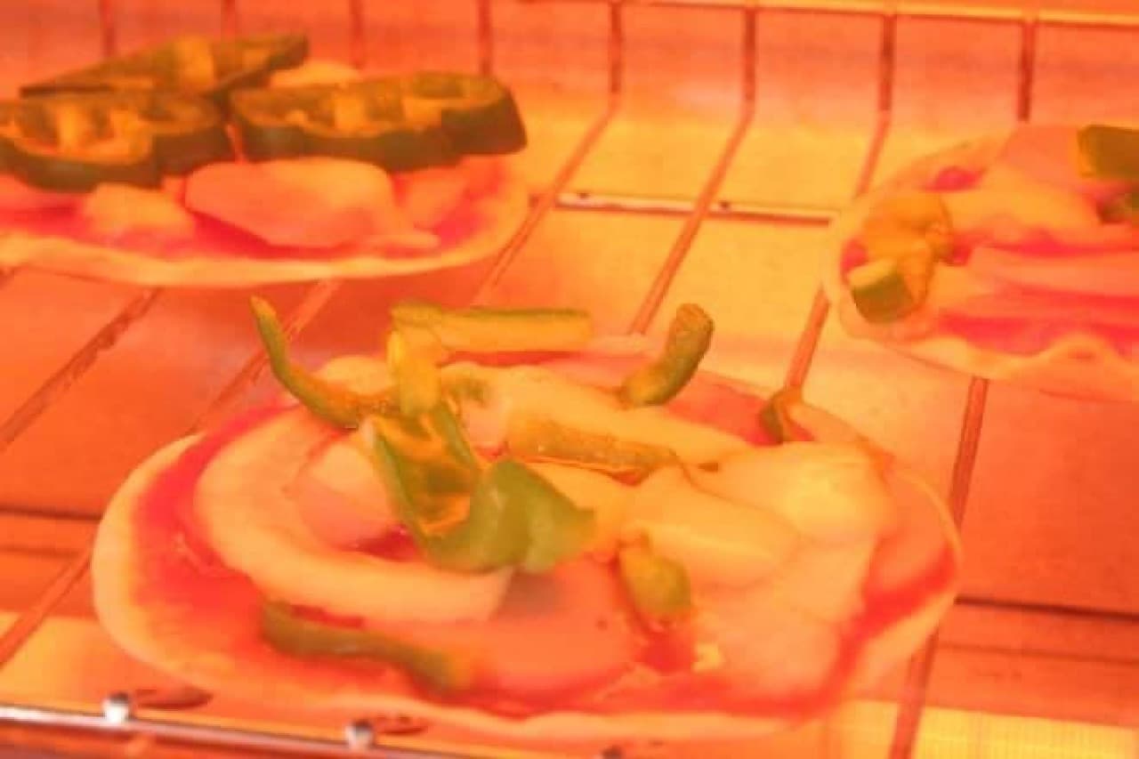 餃子の皮でつくるミニピザをトースターで熱する