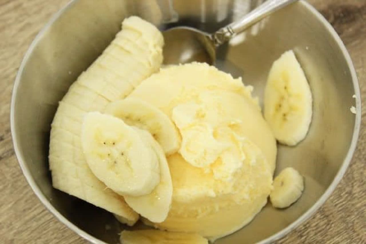 バニラアイスとカットされたバナナをよく混ぜる