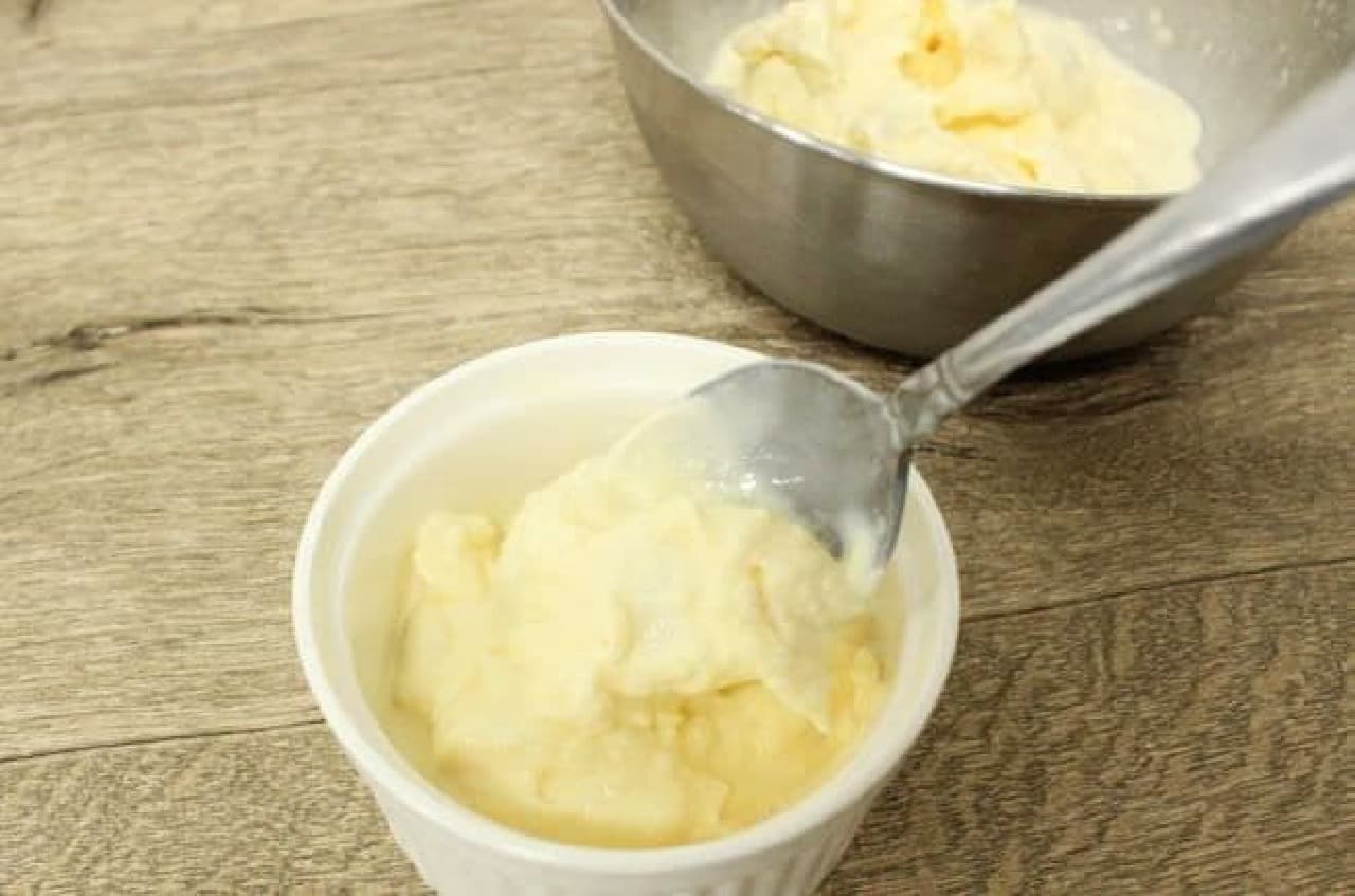 Put a mixture of ice cream and banana in a container