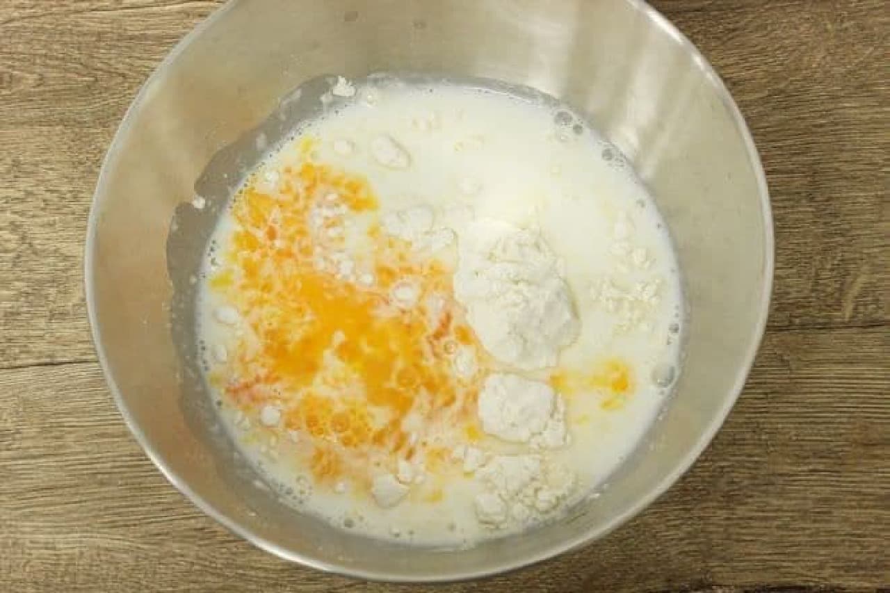ホットケーキミックス、溶き卵、牛乳をボウルに入れよく混ぜる