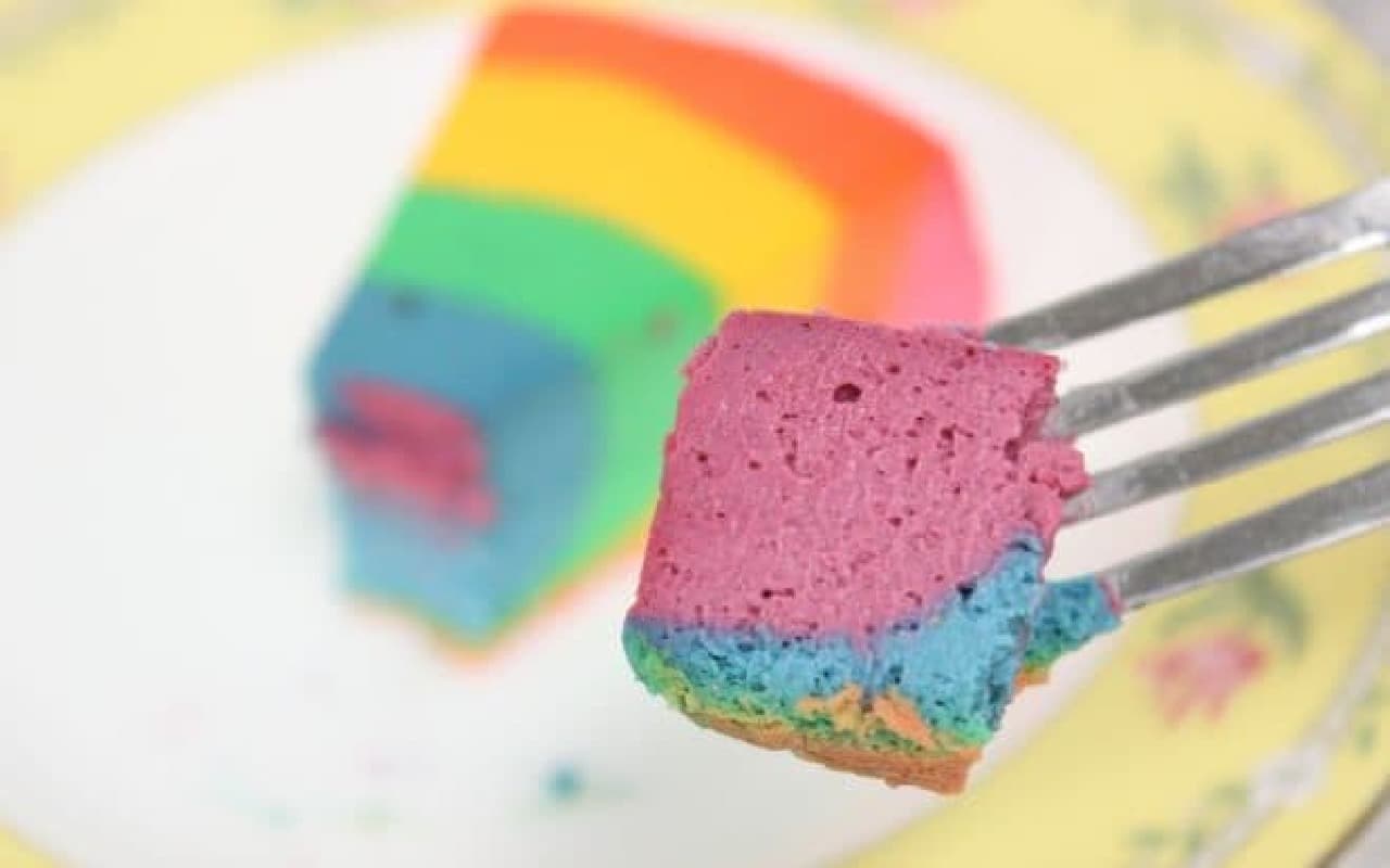 「レインボー」は虹色のチーズケーキ