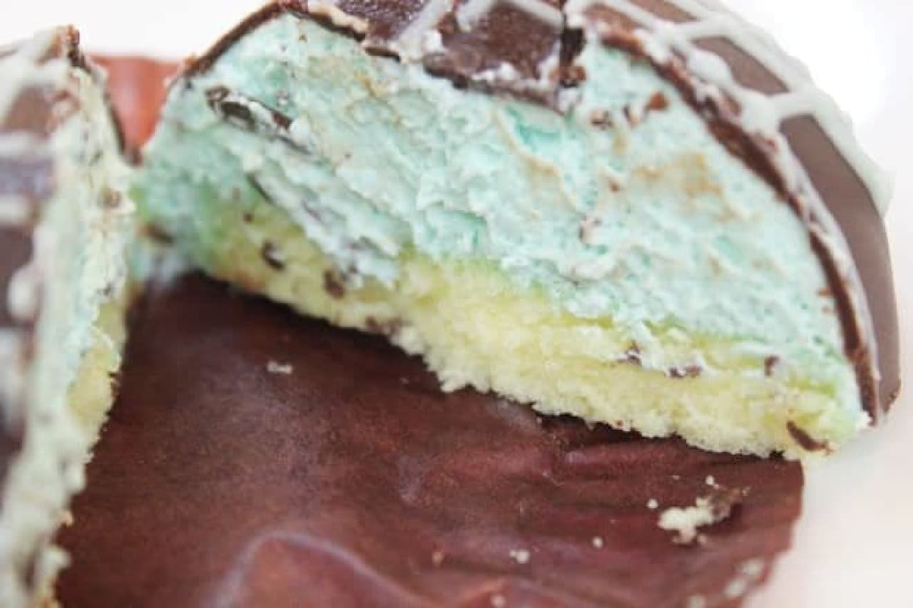 「ミントチョコ ドームケーキ（税込440円）」は見た目もキュートなチョコミントフレーバーのケーキ