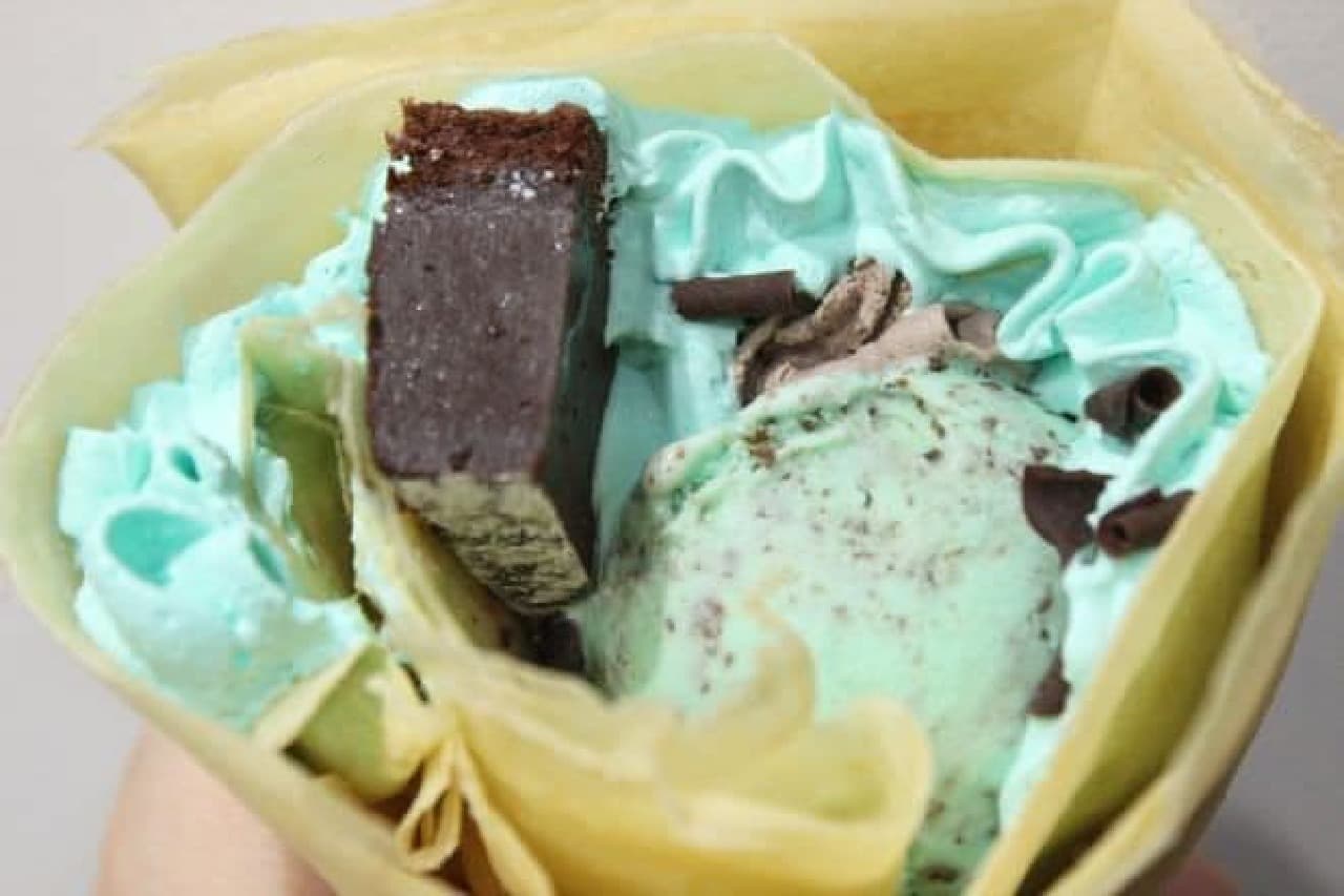 ブルーシールアイスクリームの夏季限定クレープ「アイス in ミント★ショコラ」