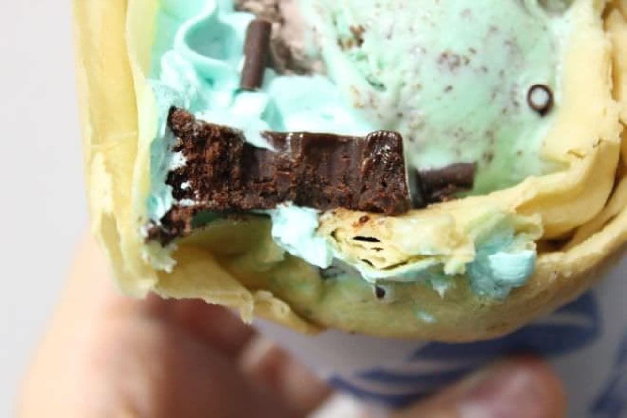 ブルーシールアイスクリーム12店舗で夏季限定クレープ「アイス in ミント★ショコラ」にはいっているガトーショコラ