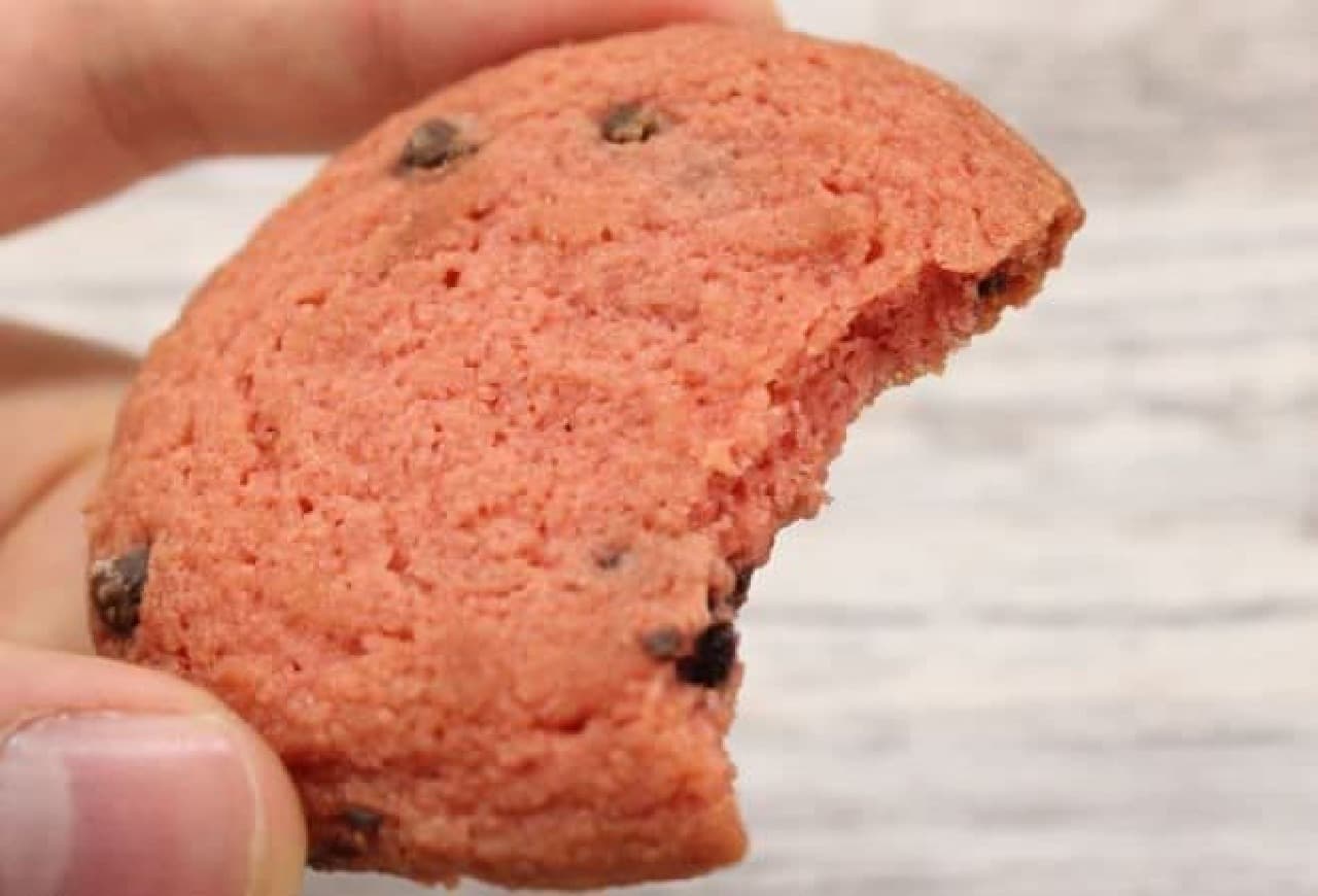 "Watermelon chocolate chip cookie" is a cookie made by kneading chocolate chips into a dough that is kneaded with the pulp of watermelon.