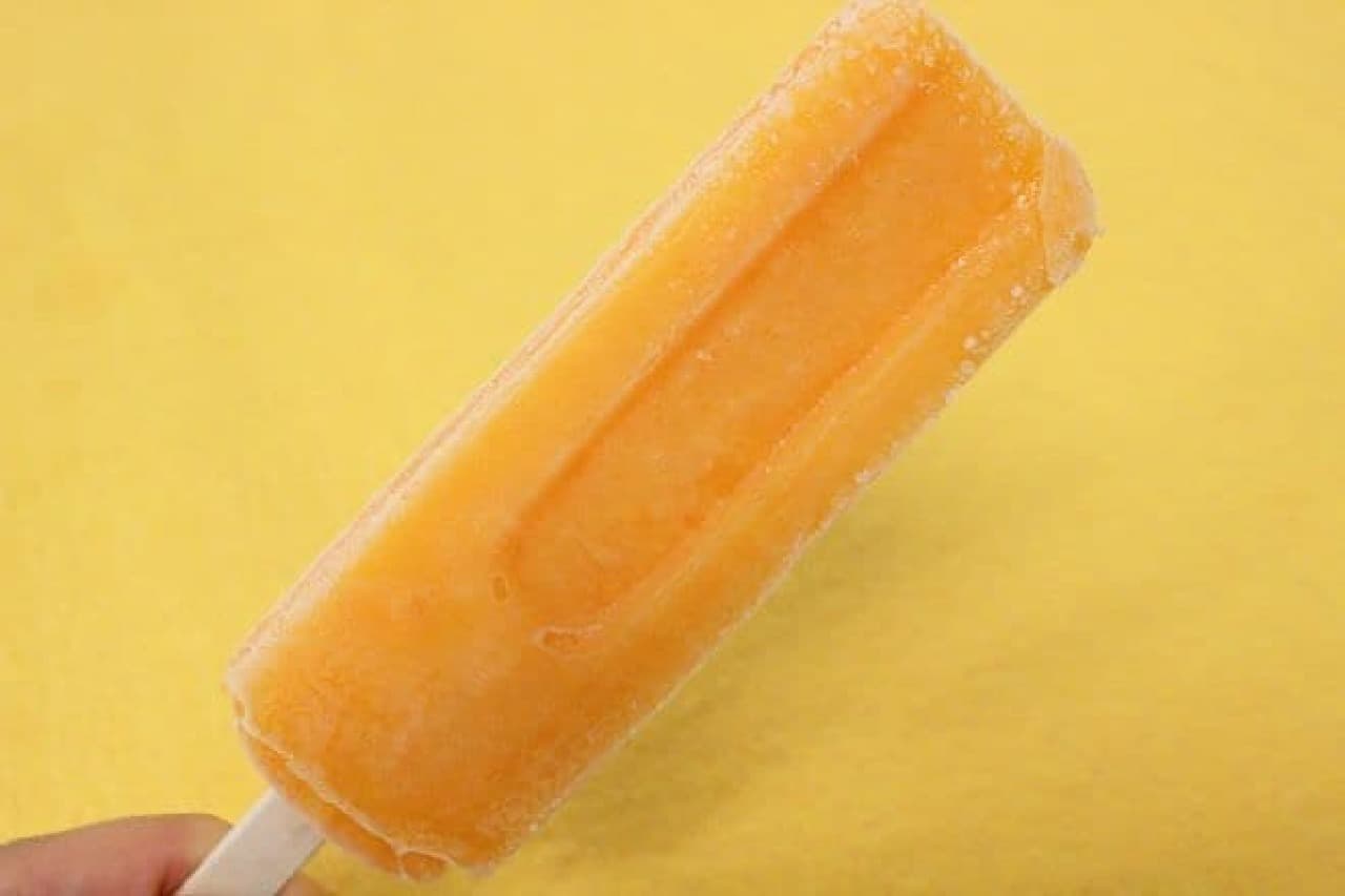 "Mikan Ice Bar" at Sowakajuen is an ice cream that uses 75% straight juice.