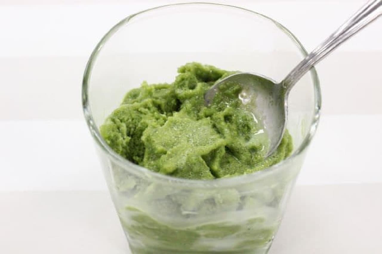 Lightly crush "Matcha condensed milk ice" with a spoon and transfer to a container.