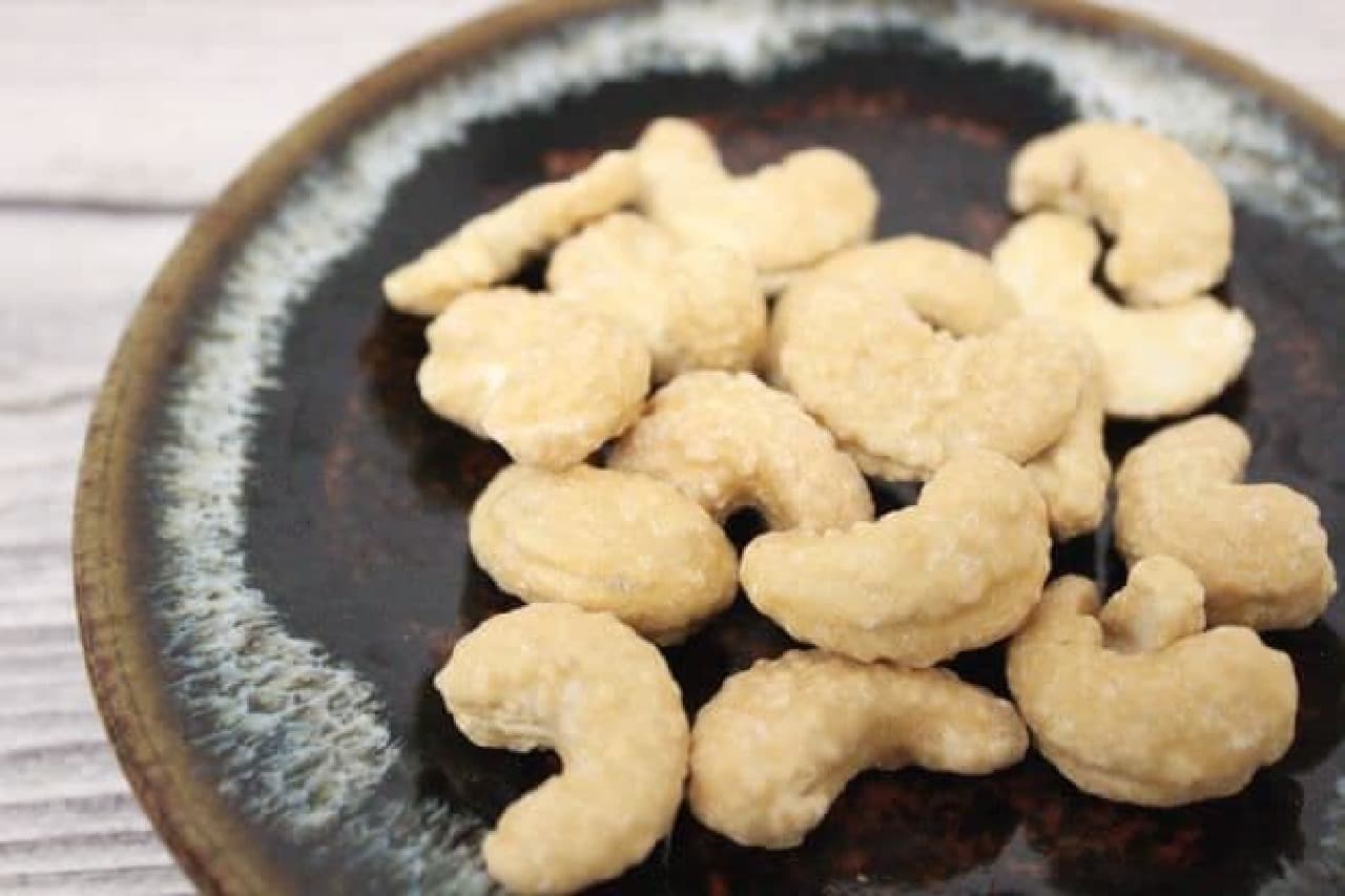 Maple cashew is a product in which cashew nuts are entwined with fragrant maple syrup.