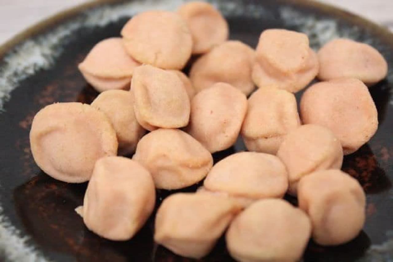Plum fallen flowers are bean confectionery that you can enjoy the refreshing flavor of plum blossoms.