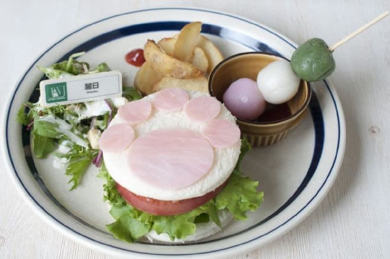 ハンズカフェで提供されるオリジナルメニュー「麗日お茶子のふわふわ無重力（ゼログラビティ）サンドプレート」