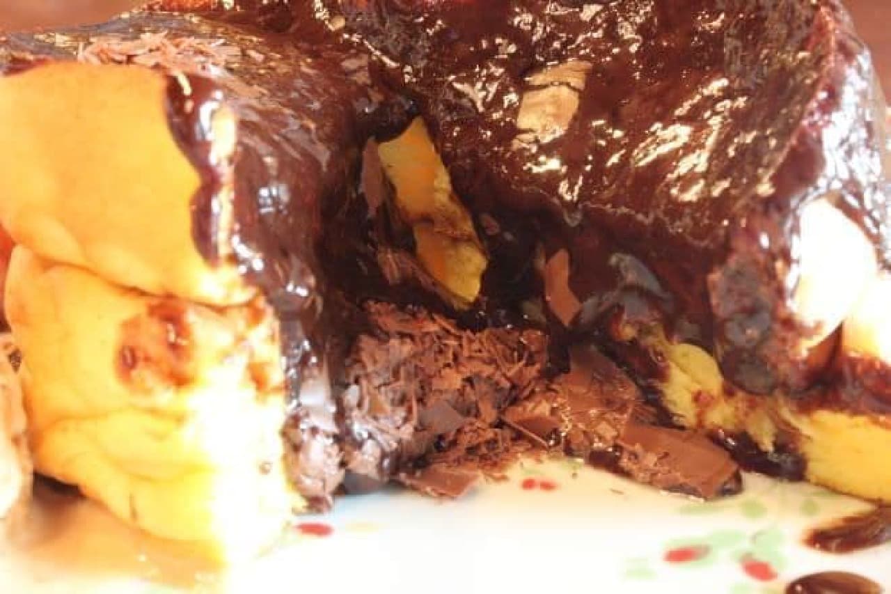 「リッチパンケーキ ホットショコラソース」は焼きたてのリッチパンケーキに、熱々のチョコレートソースがたっぷりかけられた一皿