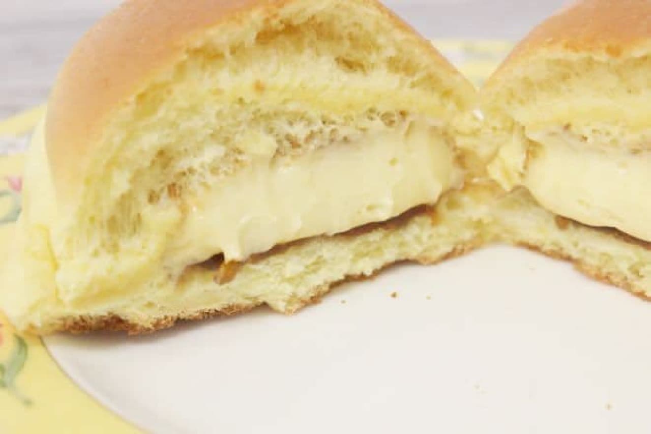 "Purin cream bun" is a sweet bun wrapped in pudding cream