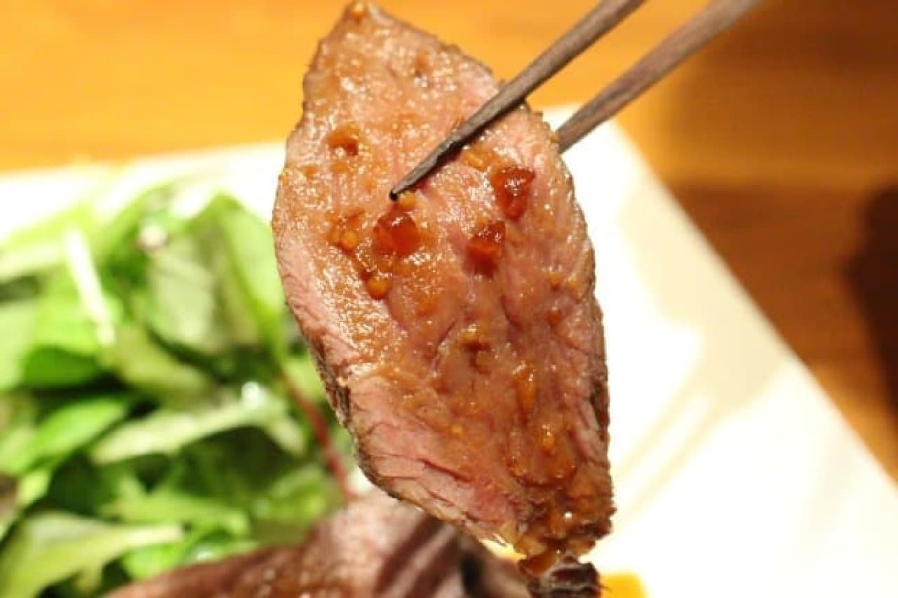 「LaBOMBANCE（ラ・ボンバンス）」が調理・監修したカンガルー肉のステーキ
