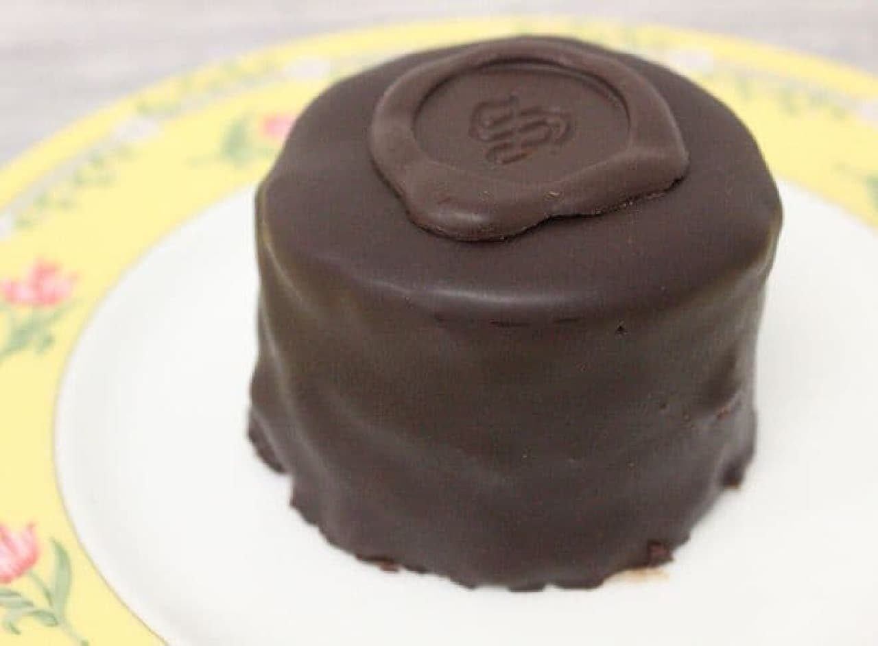 ウィーン発祥 ザッハトルテは、濃厚なチョコとあんずジャムの組み合わせが楽しめるケーキ