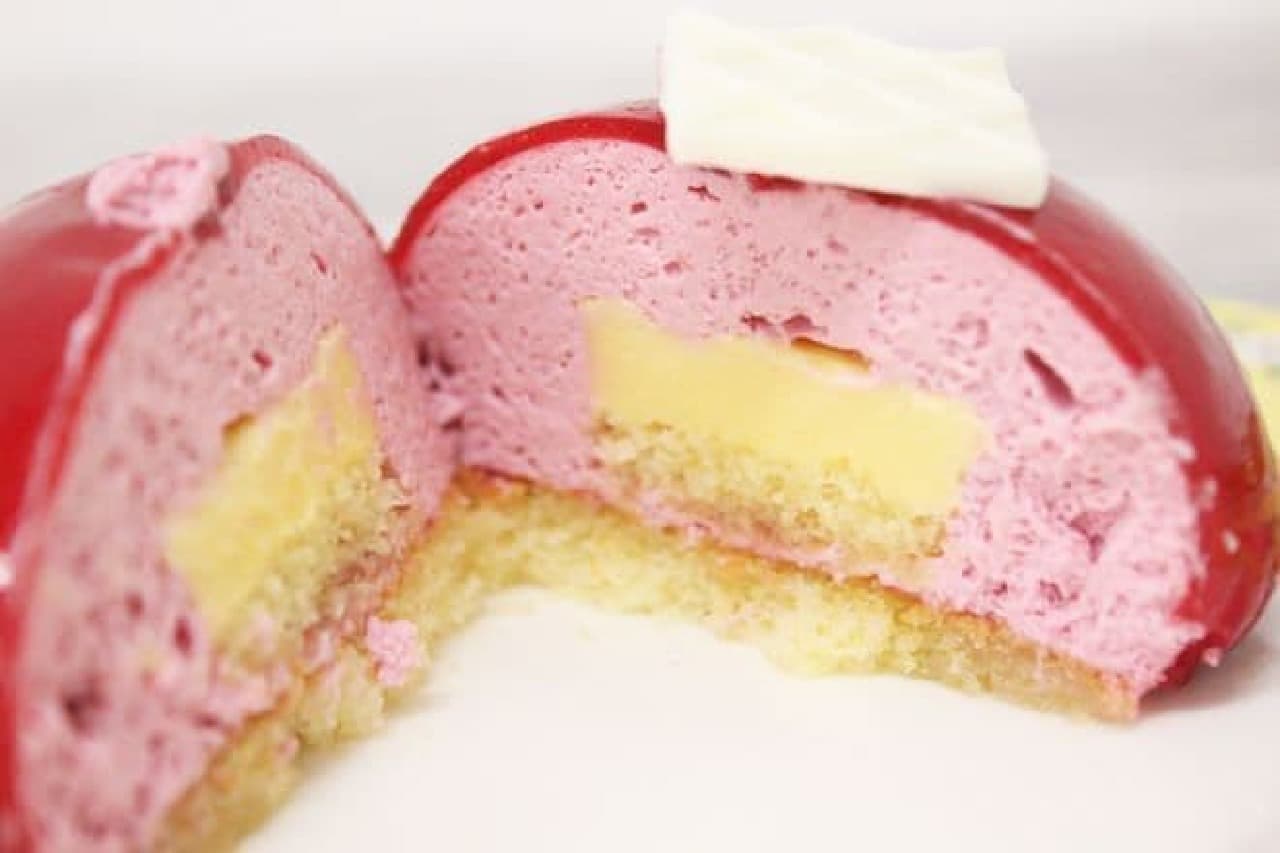 赤いムースケーキ ベリー＆クレームブリュレは、ベリーとクレームブリュレの甘酸っぱいハーモニーが楽しめるケーキ