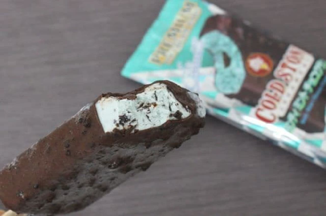 「ミンティミントチョコクランチ」は生クリームたっぷりのミントアイスクリームを、ミントの爽快感強めにアレンジしたアイスバー