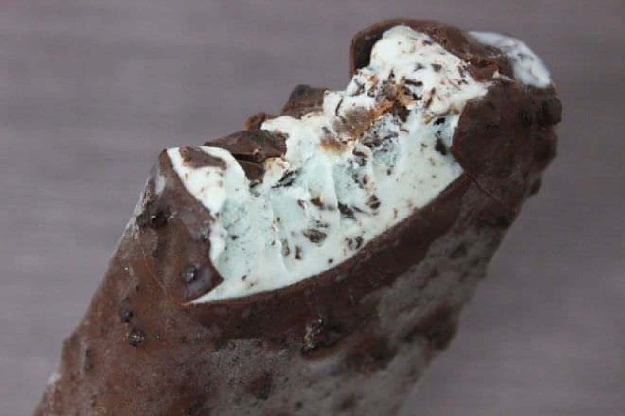 「ミンティミントチョコクランチ」は生クリームたっぷりのミントアイスクリームを、ミントの爽快感強めにアレンジしたアイスバー