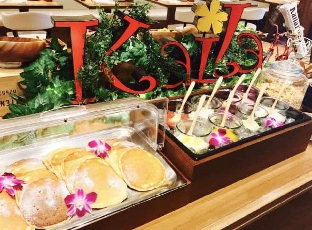 「ハワイアン・モーニング・パンケーキビュッフェ」は土日祝限定で開催される朝食ビュッフェ
