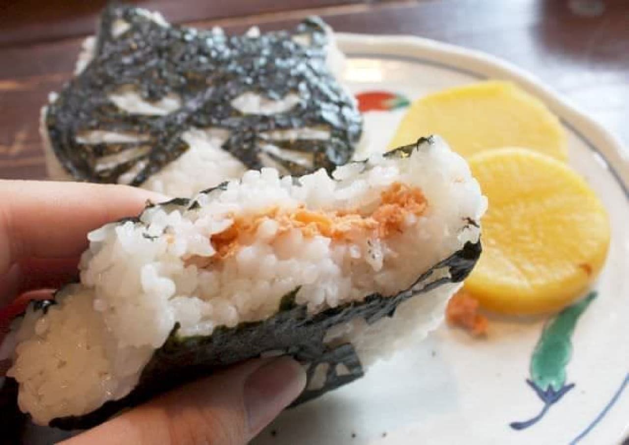 The cat musubi of "Cat Musubi Gozen" is salmon