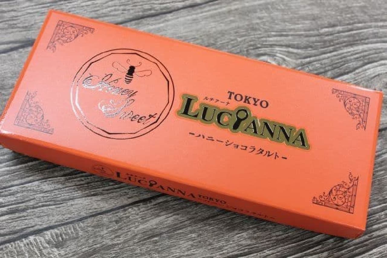 「東京ルチアーナ ハニーショコラタルト」は、はちみつチョコクリームとカマンベールチーズ入りのクッキーが組み合わされたお菓子