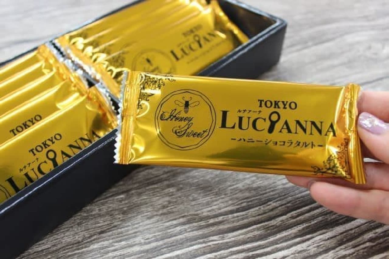 「東京ルチアーナ ハニーショコラタルト」は、はちみつチョコクリームとカマンベールチーズ入りのクッキーが組み合わされたお菓子
