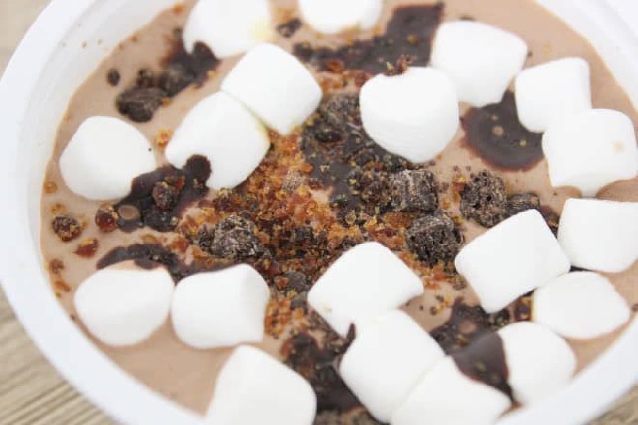 マックスブレナーチョコレートチャンクアイスクリームはチョコレートチャンクピザをイメージして作られたカップアイス